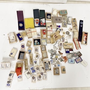 Venda em lote de medalhas e distintivos de soldados da Segunda Guerra Mundial (alguns do pós-guerra) do Exército Imperial Japonês, -h1225-