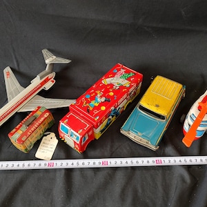 ヴィンテージ日本のブリキおもちゃセット | 飛行機、ヘリコプター、車、サーカストラック、路面電車 | 1960年代 昭和時代の日本のおもちゃコレクション-g0220-