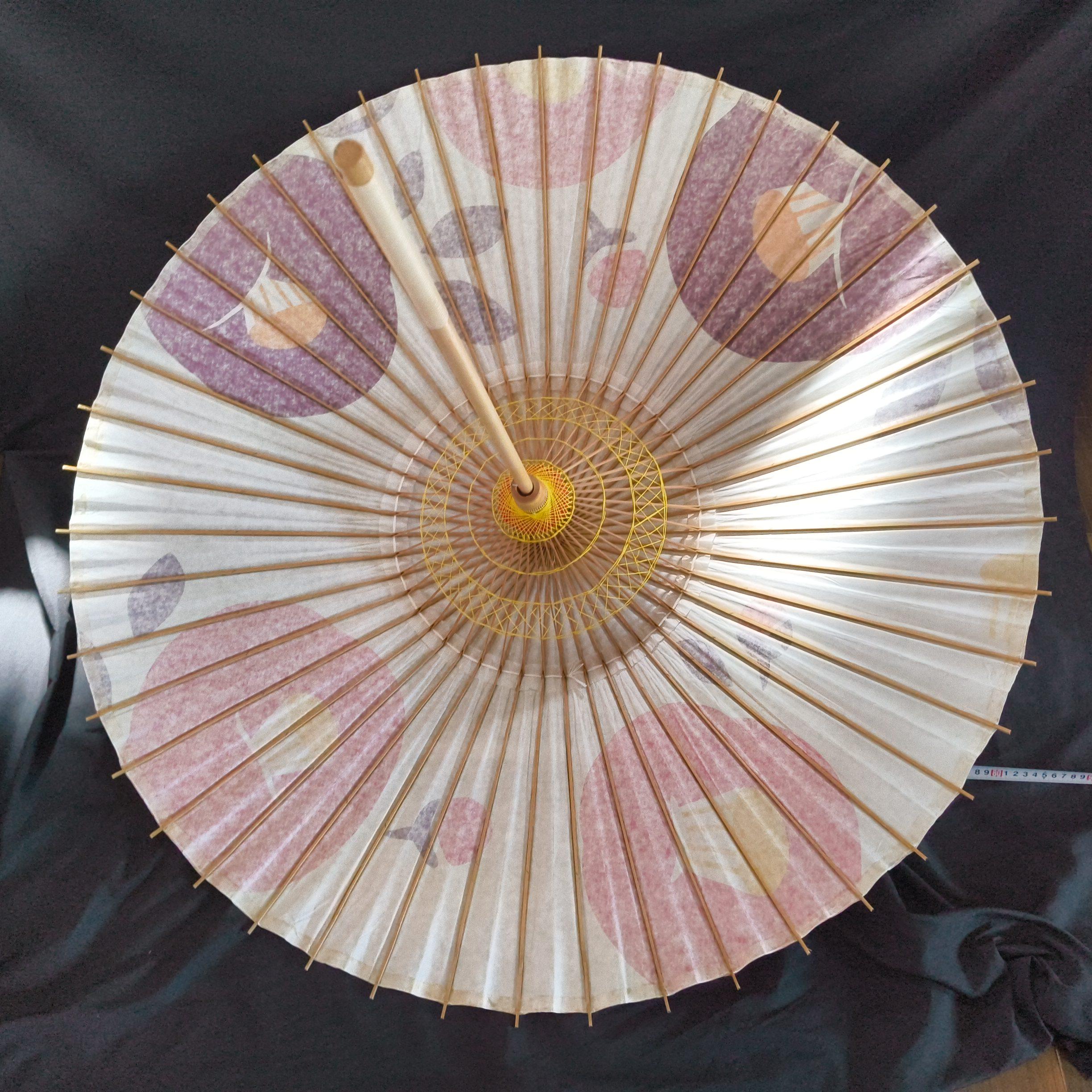 日本の番傘 伝統的な油紙日傘 赤い和傘 手作り 竹製フレーム 文化的