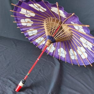 日本の番傘 伝統的な油紙日傘 赤い和傘 手作り 竹製フレーム 文化的