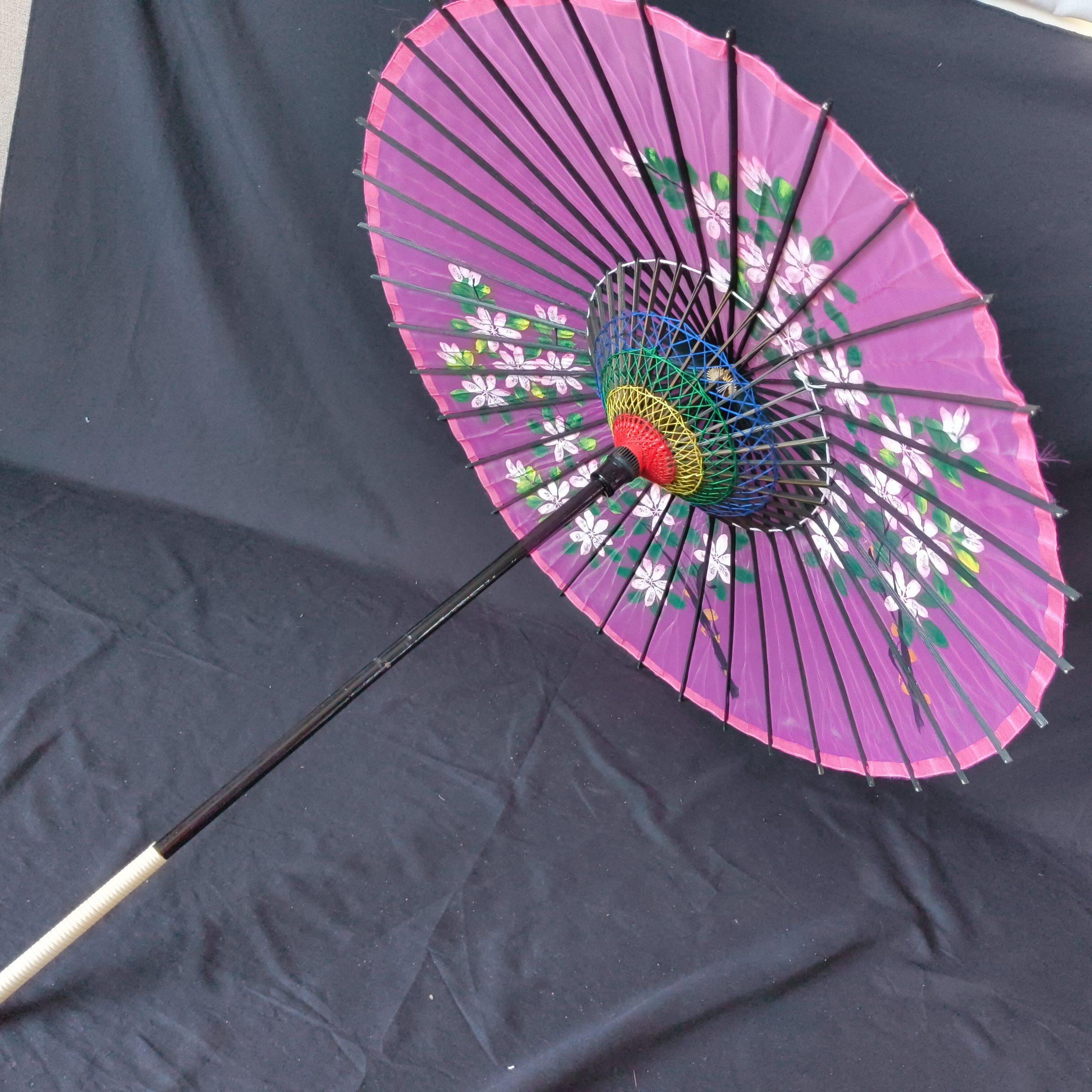 日本の番傘 伝統的な油紙日傘 赤い和傘 手作り 竹製フレーム 文化的