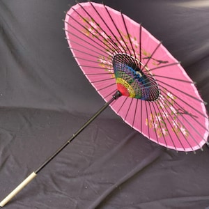 日本の番傘 伝統的な油紙日傘 赤い和傘 手作り 竹製フレーム 文化的