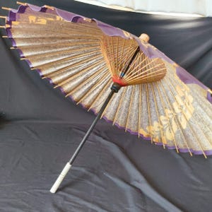 日本の番傘 伝統的な油紙日傘 赤い和傘 手作り 竹製フレーム 文化的