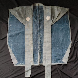 Antik japansk samuraj, kamishimo kataginu, indigoblå kimonoväst, traditionell katazome, stencilmönster, tyg, familjevapen, mån-i0620-
