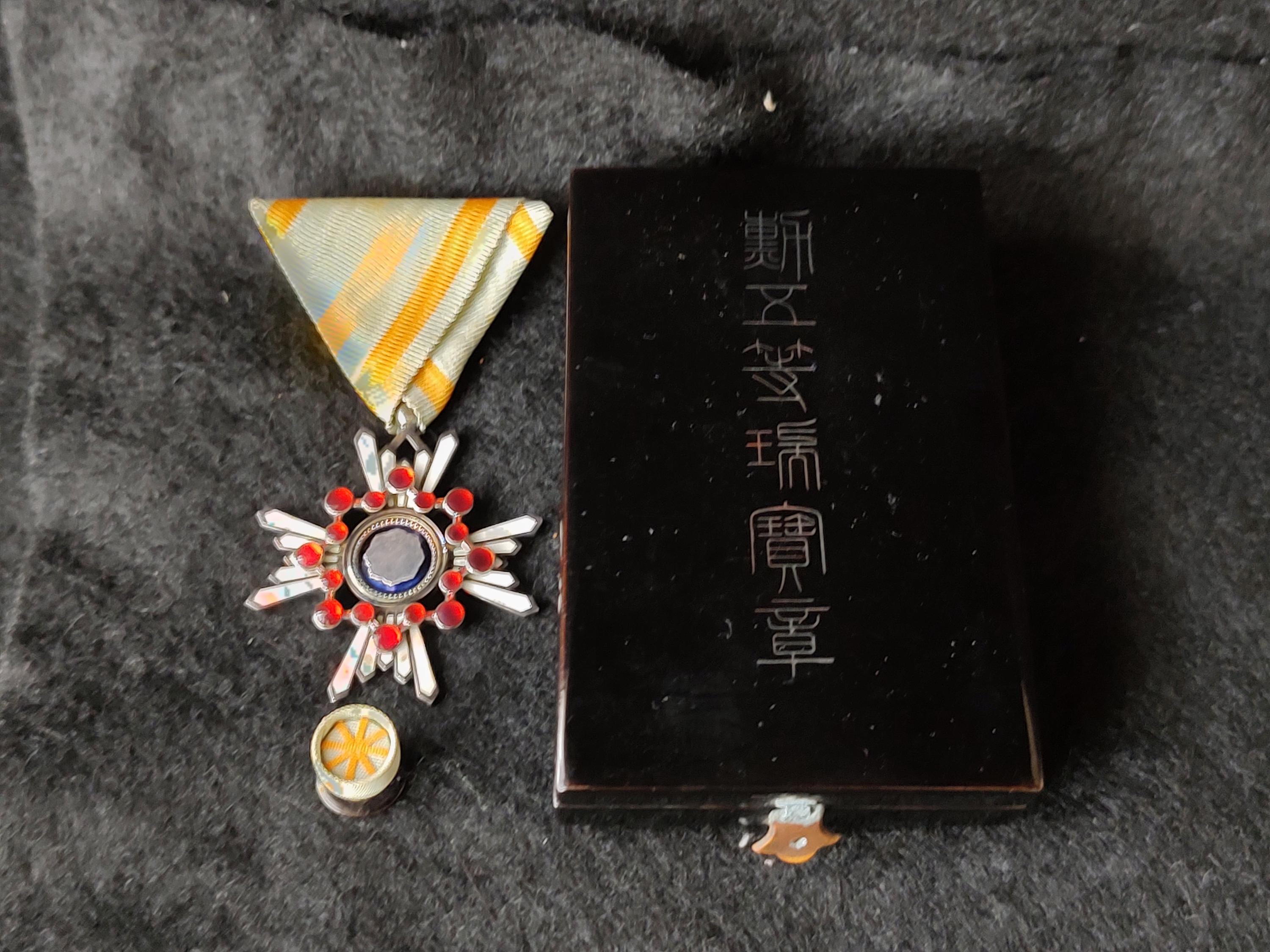 日本 勲章 ５点 箱付き 日本勲章 瑞宝5等勲章 バッジ 箱付-g0627-1 - Etsy 日本