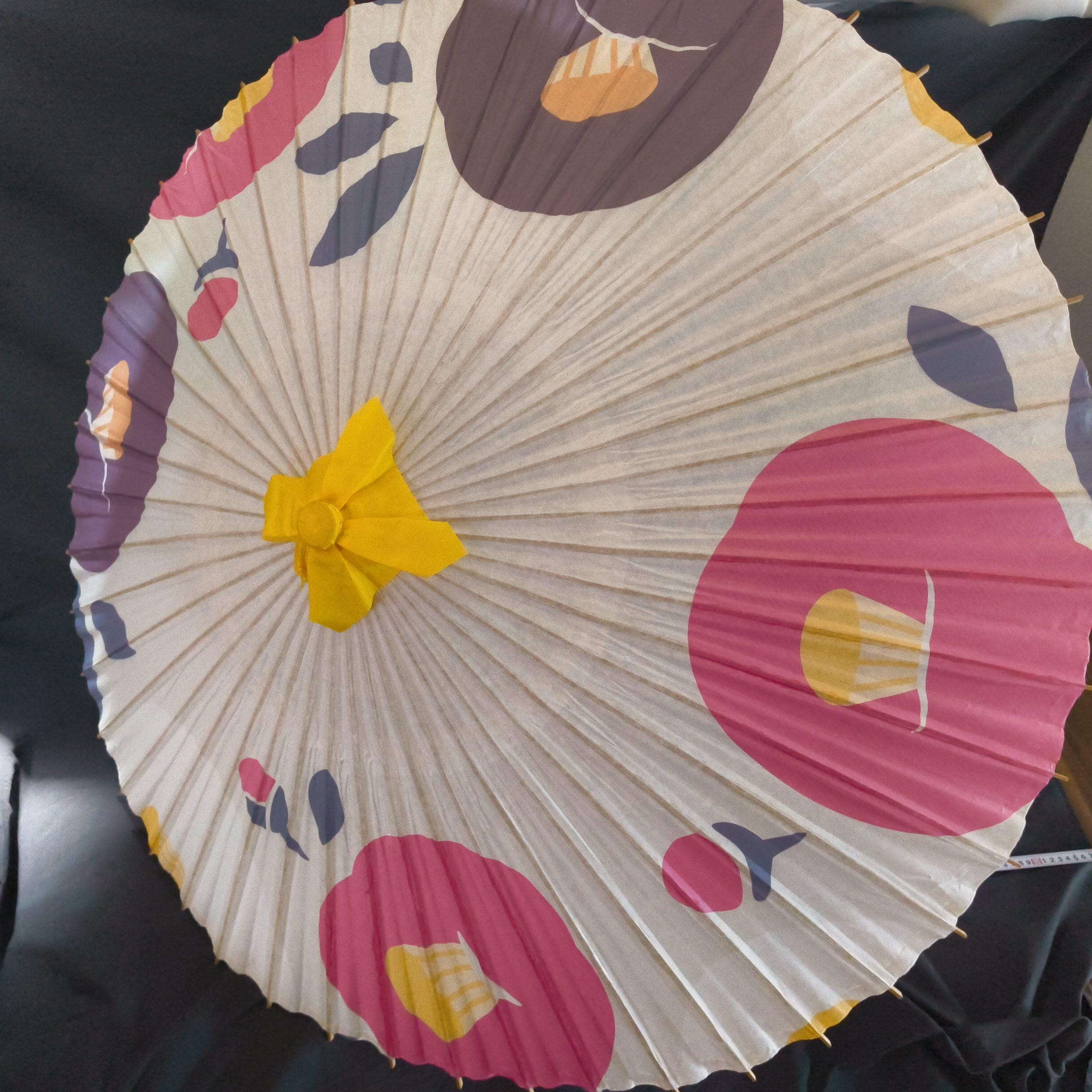 日本の番傘 伝統的な油紙日傘 赤い和傘 手作り 竹製フレーム 文化的