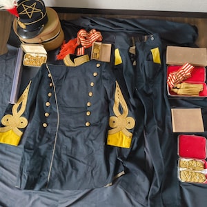 Conjunto de uniforme de oficial do Exército Imperial Japonês / Era Meiji-Taisho | Chapéu, túnica, calças, faixa, dragonas, fitas de medalha, caixas, Segunda Guerra Mundial -h0707-