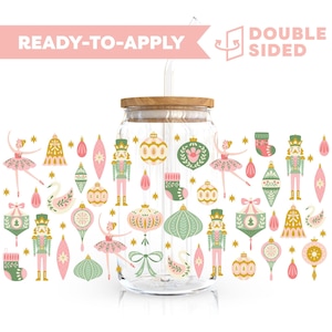 Könnte beinhalten: Ein klares Glas mit Holzdeckel und Strohhalm, verziert mit weihnachtlichen Illustrationen in Rosa, Grün und Gold. Die Texte "READY-TO-APPLY" und "DOUBLE SIDED" sind sichtbar.
