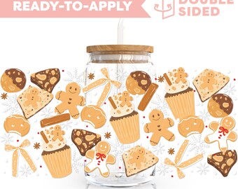Op de afbeelding: Een heldere glazen pot met een houten deksel en een rietje, versierd met peperkoek, cupcakes en strikken. De teksten "READY-TO-APPLY" en "DOUBLE SIDED" zijn zichtbaar. De pot is voor dranken.
