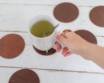 Posavasos de cuero personalizados: ¡un gran regalo navideño personalizado o de inauguración de la casa! - por Claire Magnolia