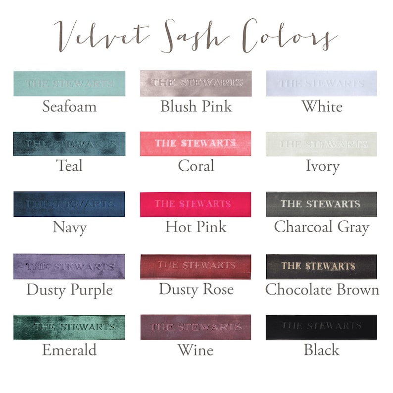 Puede incluir: Una carta de colores titulada Velvet Sash Colors que muestra quince cintas de terciopelo en varios tonos, incluyendo verde espuma de mar, rosa empolvado, blanco, cerceta, coral, marfil, azul marino, rosa intenso, gris carb&oacute;n, morado, rosa viejo, marr&oacute;n chocolate, esmeralda, vino y negro. Cada cinta presenta el texto en relieve THE STEWARTS.