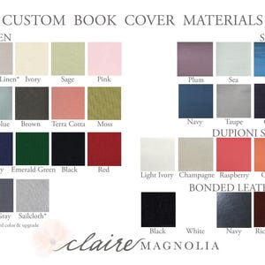 Puede incluir: Una carta de colores titulada CUSTOM BOOK COVER MATERIALS que muestra muestras de tela en lino, sat&eacute;n, seda dupioni y cuero regenerado. La cuadr&iacute;cula presenta varios tonos, incluyendo lino natural, marfil, salvia, rosa, azul acero, marr&oacute;n, terracota, musgo, azul marino, verde esmeralda, negro, rojo, gris pizarra, lona, ciruela, mar, cerceta, topo, &oacute;nix, marfil claro, champ&aacute;n, frambuesa, naranja, blanco y marr&oacute;n intenso.