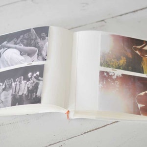 Puede incluir: Un &aacute;lbum de fotos blanco con dos p&aacute;ginas abiertas. La p&aacute;gina izquierda tiene dos fotos en blanco y negro de una pareja de bodas. La p&aacute;gina derecha tiene dos fotos de una pareja en un campo con un efecto de destello de sol.