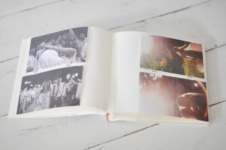 Puede incluir: Un &aacute;lbum de fotos blanco con dos p&aacute;ginas abiertas. La p&aacute;gina izquierda tiene dos fotos en blanco y negro de una pareja de bodas. La p&aacute;gina derecha tiene dos fotos de una pareja en un campo con un efecto de destello de sol.