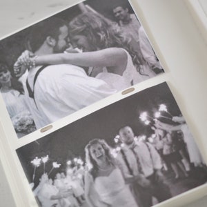 Puede incluir: Un &aacute;lbum de fotos en blanco y negro con dos fotos. La primera foto muestra a una pareja abraz&aacute;ndose, la segunda foto muestra a un grupo de personas sosteniendo bengalas.