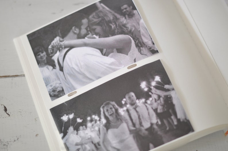 Puede incluir: Un &aacute;lbum de fotos en blanco y negro con dos fotos. La primera foto muestra a una pareja abraz&aacute;ndose, la segunda foto muestra a un grupo de personas sosteniendo bengalas.