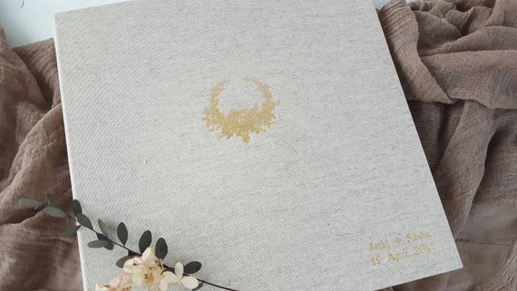 Livre d'or en lin naturel avec couronne vintage dorée Livre d'or en lin  personnalisé -  France