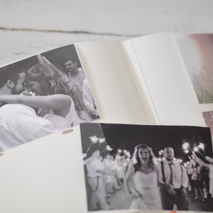 Puede incluir: Un &aacute;lbum de fotos en blanco y negro con dos fotos de una boda. La primera foto muestra a una novia y un novio abraz&aacute;ndose, mientras que la segunda foto muestra a la novia y el novio caminando hacia atr&aacute;s con invitados que sostienen bengalas.