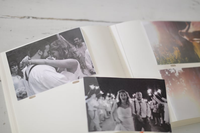 Puede incluir: Un &aacute;lbum de fotos en blanco y negro con dos fotos de una boda. La primera foto muestra a una novia y un novio abraz&aacute;ndose, mientras que la segunda foto muestra a la novia y el novio caminando hacia atr&aacute;s con invitados que sostienen bengalas.