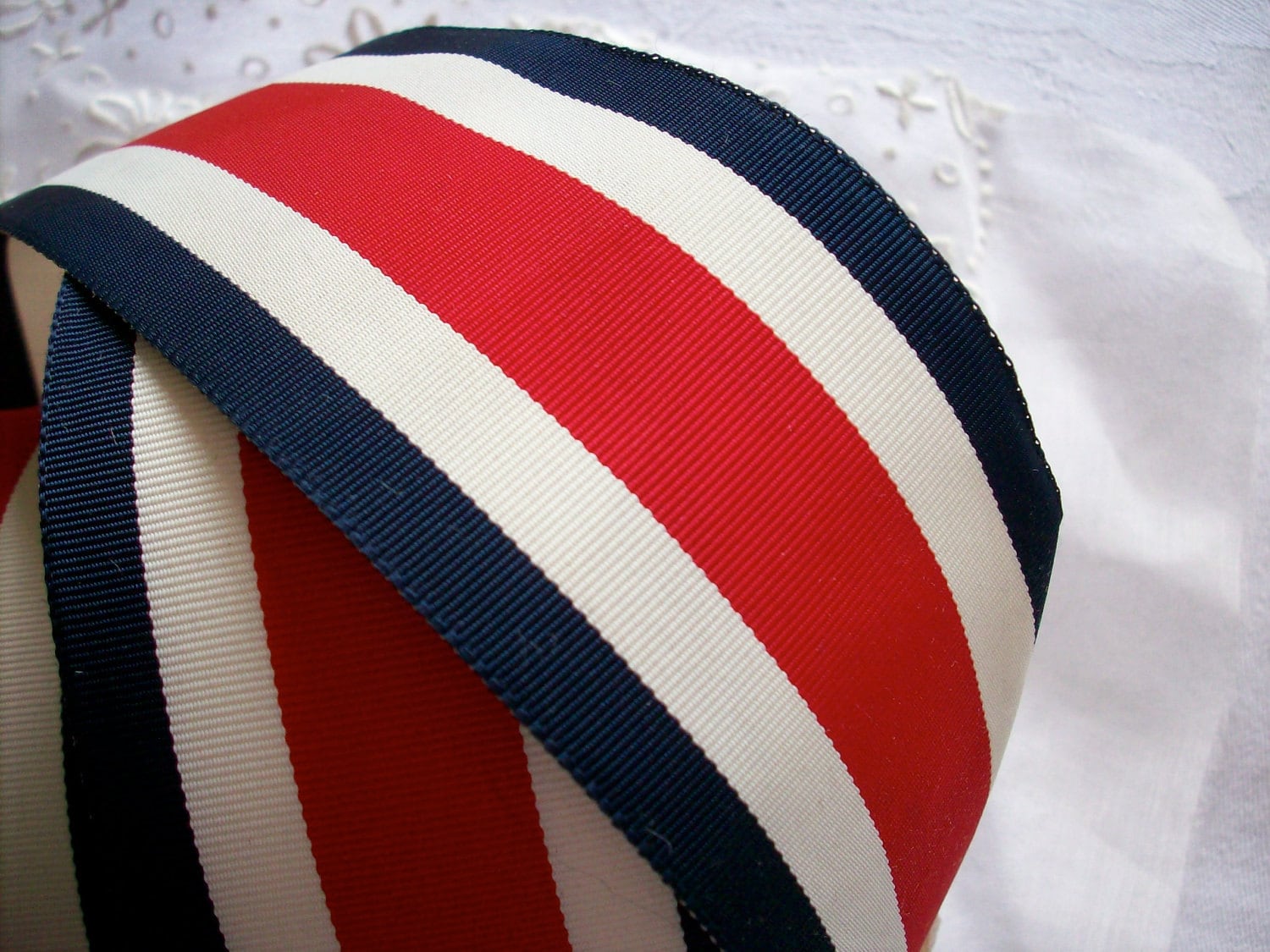SMART 1930s\' NAVY STRAW  TOQE - INTRICATELY FOLDED NAVY AND WHITE GROSGRAIN TRIM Amazon.com: Navy Blue and White Striped Woven Grosgrain  main image 2