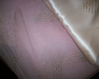 Antico francese net/cappello di seta o vestito velare in rosa Whisper con glitter oro/argento in un disegno. 32" wide