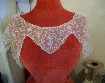 Antique full collar of beautiful embroidered net