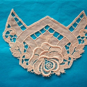 Applique in pizzo antico del 1920 nel colore del tè