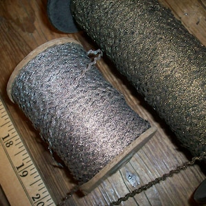 antieke Donkergoud of donker zilver Franse metalen kleine rick rack poppen 1900s