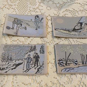 Könnte beinhalten: Vier vintage gestickte Patches mit silbernem Glitzer. Die Patches zeigen eine Tennisszene, ein Segelboot, eine Winterszene mit Skifahrern und eine Strandszene mit Palmen.