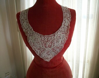 1 Antique full collar of beautiful embroidered net