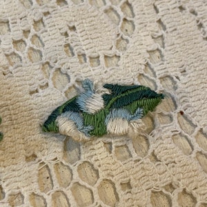 1 douzaine de fleurs bleues et blanches anciennes en applique de muguet