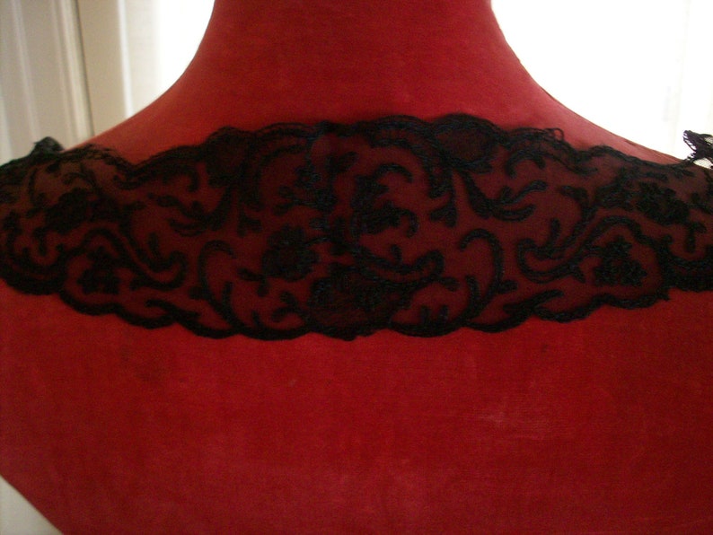 1920s antique fine lace collar of embroidery on net in black image 3