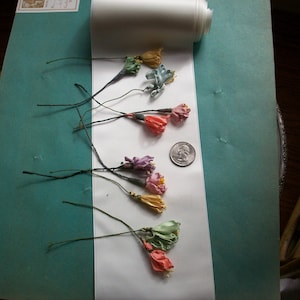 1 Hübsche 1920er Jahre Seidenblume in Pastellfarben
