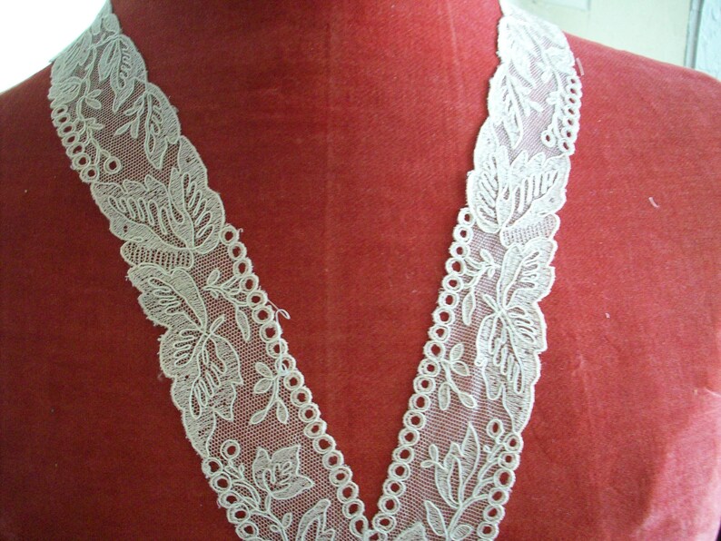 1920s antique fine lace collar of embroidery on net
