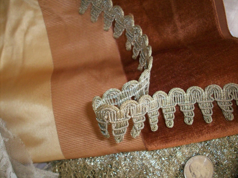 1 mètre d'une magnifique garniture antique en métal véritable de couleur platine, plus de disponibilité. image 3