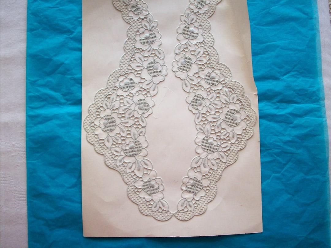 Location de robe BCBG. Robe mi-longue noire BCBGn rode de soirée à