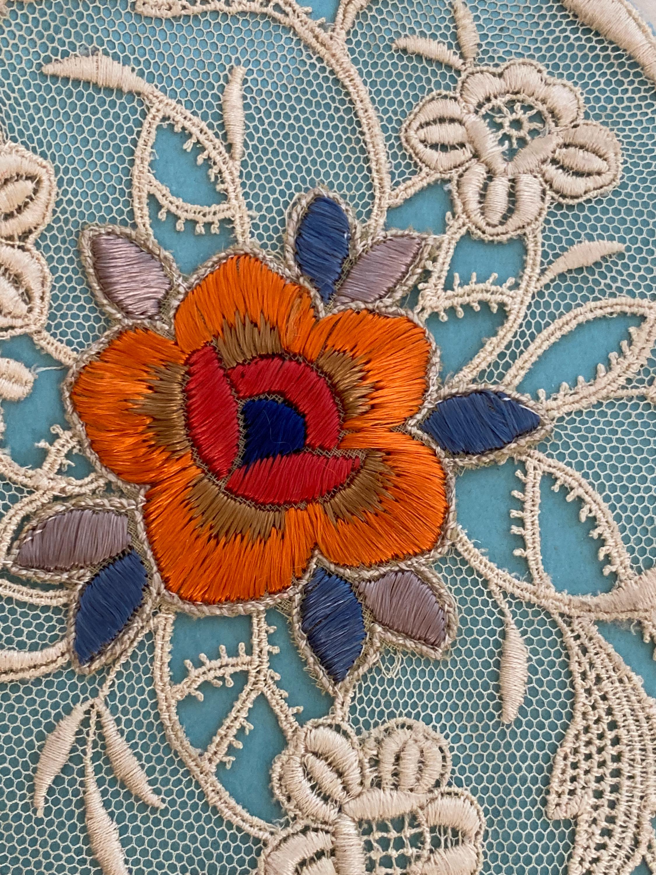 アンティークレースとカラフルなシルクフラワーのアップリケ、1910年代