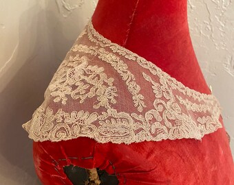 アンティーク調の総レース襟、刺繍入りネットレースがゴージャス