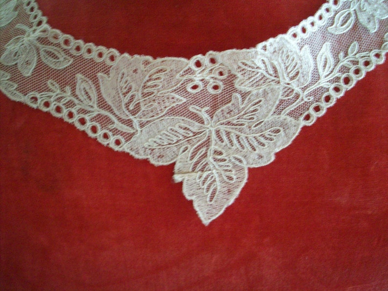 1920s antique fine lace collar of embroidery on net