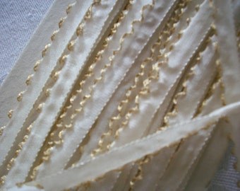 1/4" lettuce edge with gold metal in ivory for ribbonwork and dolls