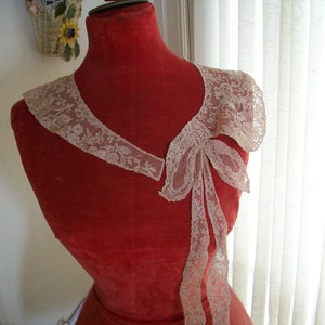 Antique full lace collar in embroidered net lace gorgeous