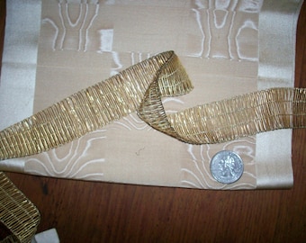 1 yarda de un antiguo acabado metálico de latón de oro francés, más en vano.