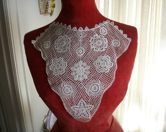 Superbly lovely Antique lace collar of an irish crochet look