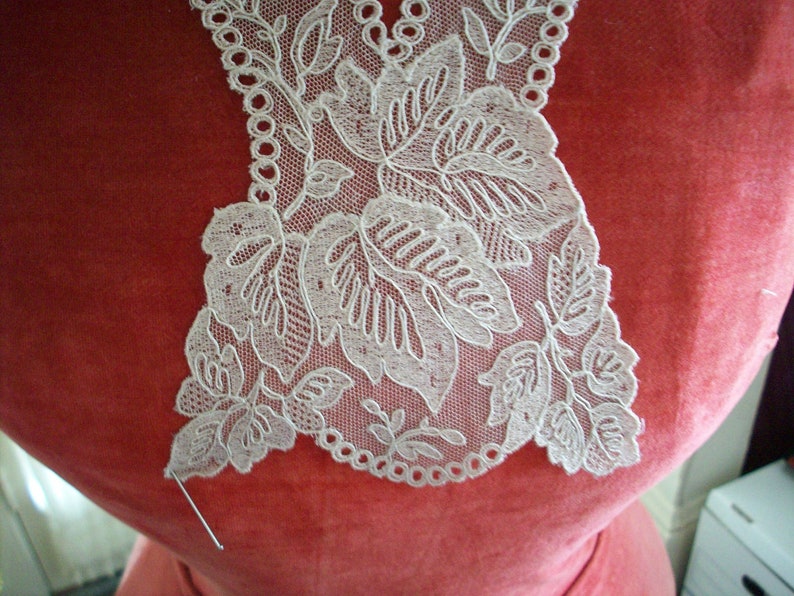 1920s antique fine lace collar of embroidery on net