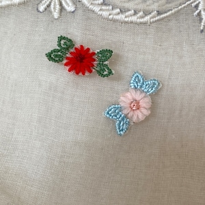 1 dussin antika små handgjorda blomapplikationer