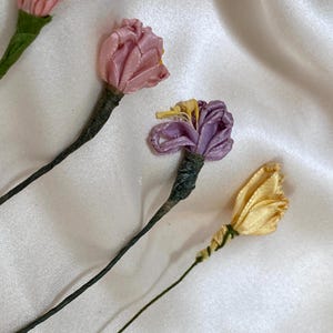 1 Hübsche 1920er Jahre Ribbonwork Seidenblume in Pastellfarben
