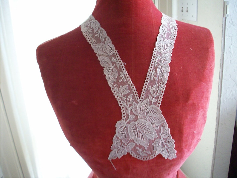 1920s antique fine lace collar of embroidery on net