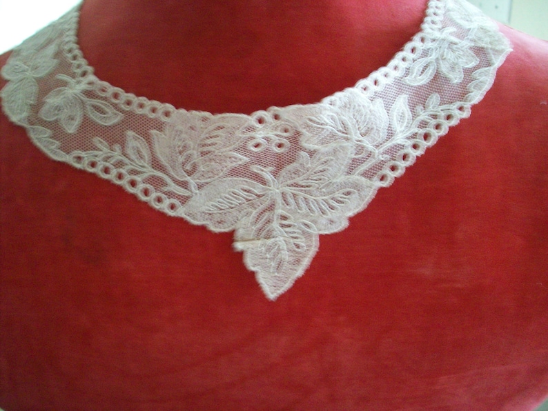 1920s antique fine lace collar of embroidery on net