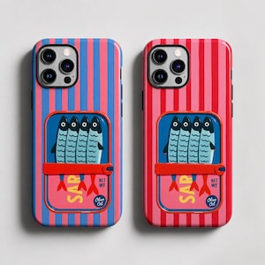 Op de afbeelding: Twee smartphonehoesjes met een sardineblik-afbeelding. Het linkerhoesje heeft blauwe en roze strepen, het rechter rode en roze strepen. Beide tonen vier gestileerde vissen, een rode lip en de tekst SAR, NET WT en Olive Oil.