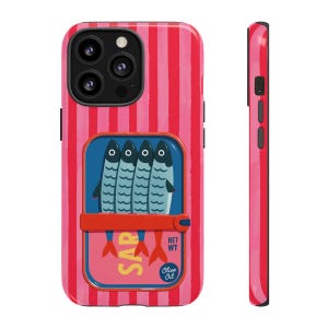 Op de afbeelding: Een telefoonhoesje met een achtergrond van roze en rode verticale strepen en een centrale afbeelding van een sardineblikje. Het blikje bevat vier blauwe vissen, een rode lip en de tekst SAR, NET WT en Olive Oil in een blauw ovaal embleem.
